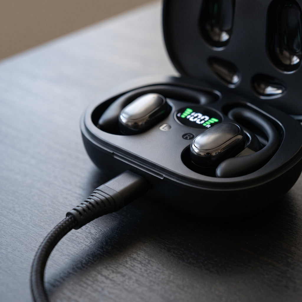 Étui de charge ouvert avec écran LED de batterie et câble USB-C tressé branché