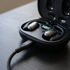 Étui de charge ouvert avec écran LED de batterie et câble USB-C tressé branché