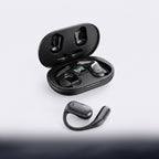 Écouteur traducteur à oreille ouverte et son étui de charge à écran LED vus de dessus sur fond gris clair